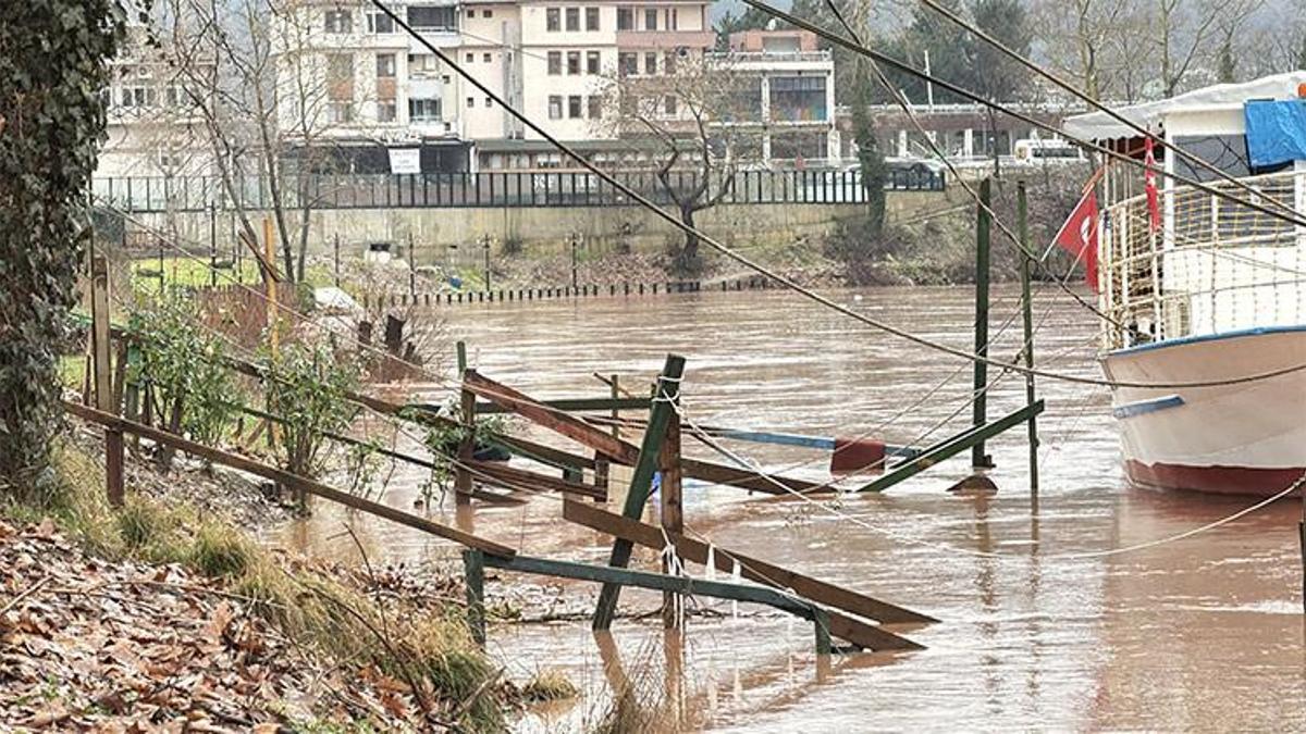Eriyen kar ile sağanak birleşti! Piknik alanı sular altında kaldı