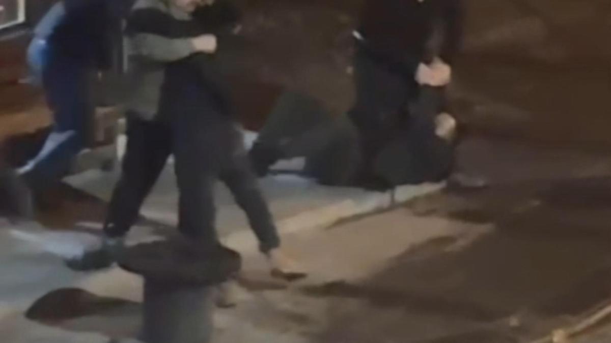 Sakarya'da silahlı alacak kavgası; 1'i ağır 2 yaralı, olay kamerada