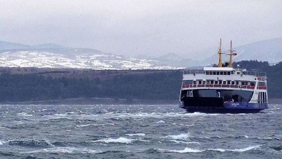 Çanakkale'de feribot seferlerine fırtına engeli