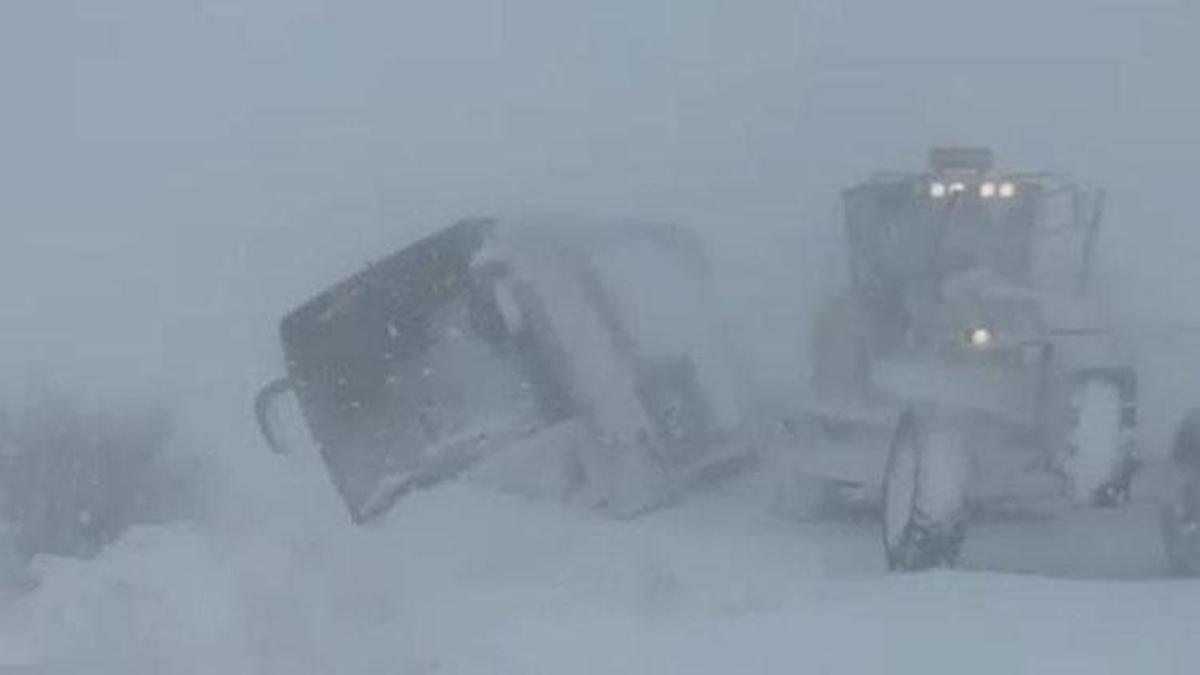 Muş Korkut’ta yolcu otobüsü kayarak yoldan çıktı