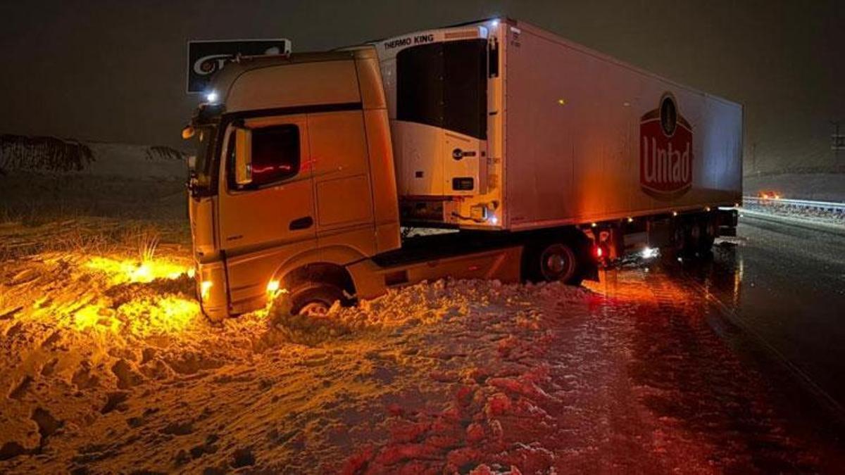 Kayseri-Malatya Karayolu’nda yol buzlandı, tırlar makasladı