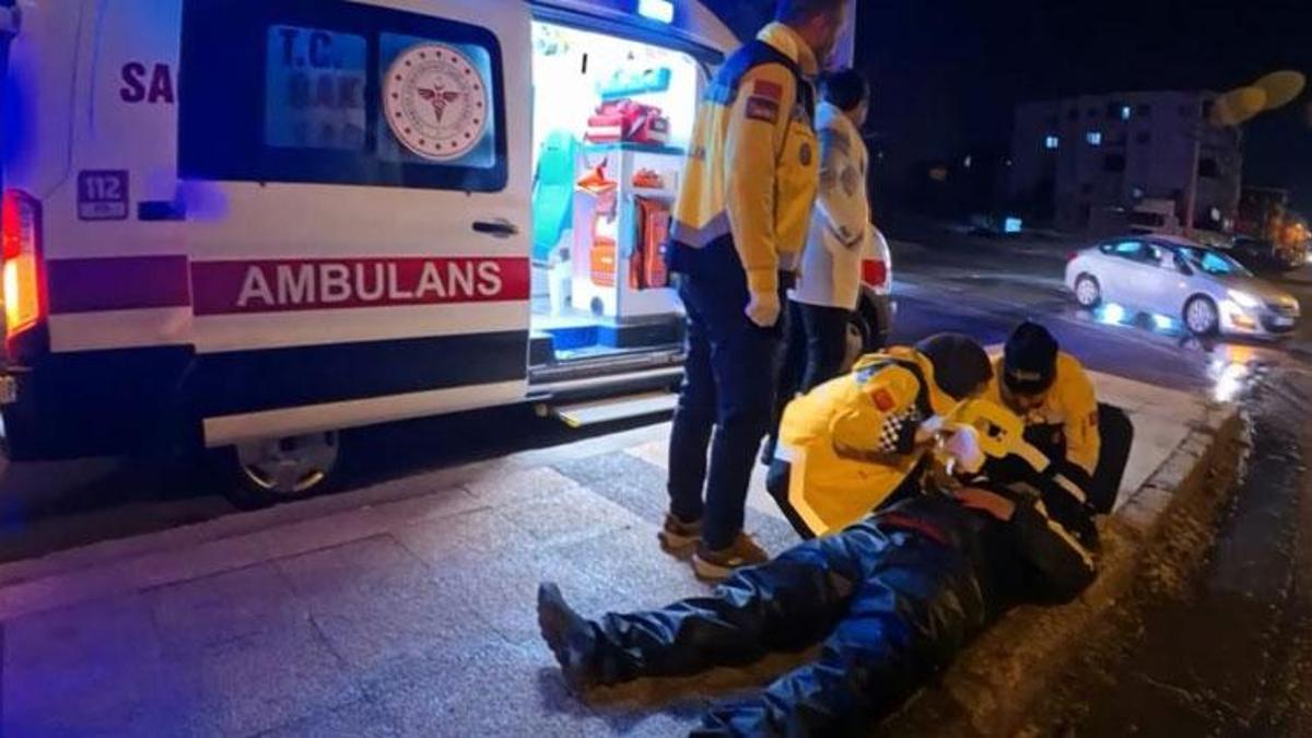 Aksaray’da buzlu yolda motosiklet kaydı, yola savrulan kurye yaralandı