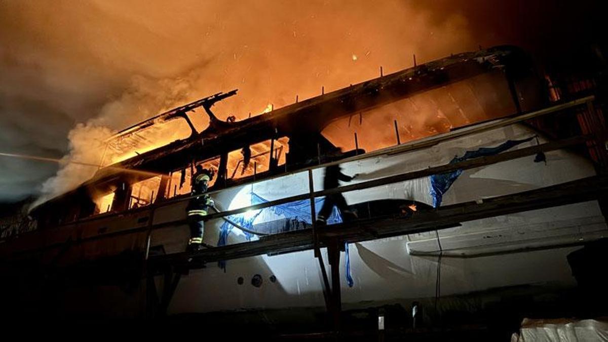 Fethiye'de tersanedeki teknede yangın çıktı