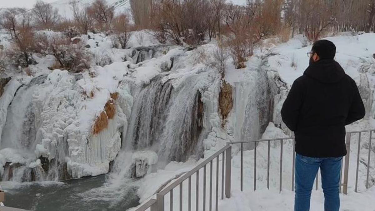 Van'da bu yıl ilk kez oldu! Sabah pencereyi açınca gözlerine inanamadı