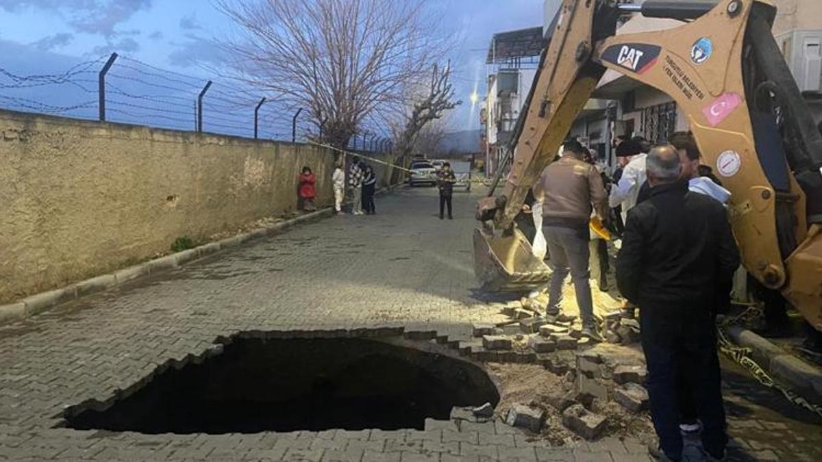 Manisa'da yol çökünce ortaya çıktı! Sırrı bilinmiyor, kafatası ve yüzlerce kemik parçası...