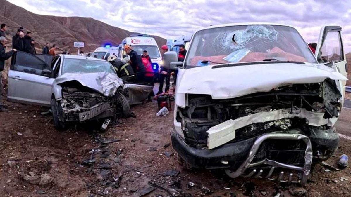 Aksaray'da otomobil ile minibüs kafa kafaya çarpıştı: 6 yaralı