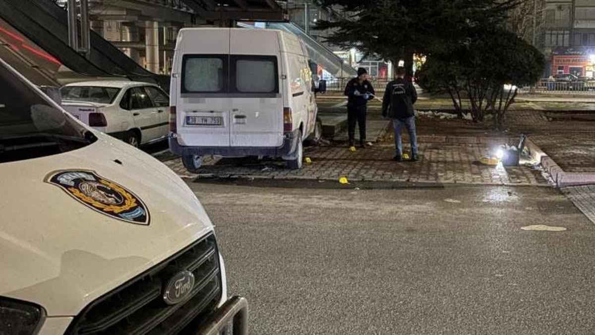 3 kardeşin kıyafetlerine önce laf etti, sonra bıçakladı: 3 yaralı