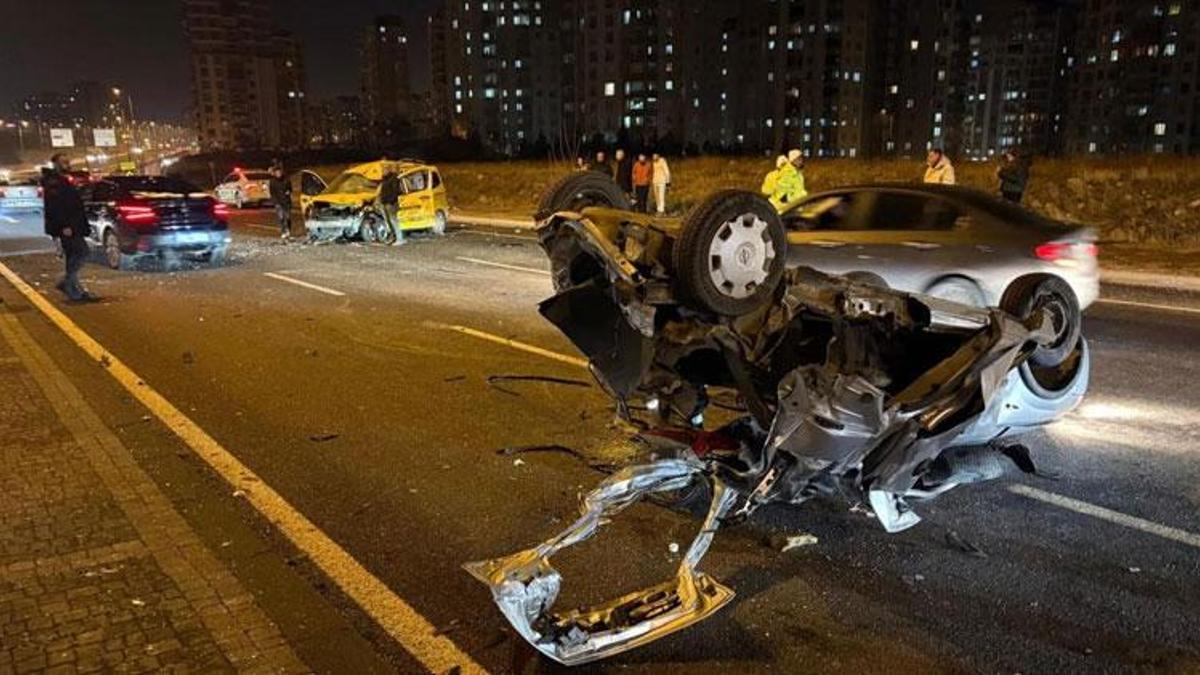 Kayseri’de karşı yola geçen otomobil taksi ile çarpıştı: 1’i ağır 3 yaralı