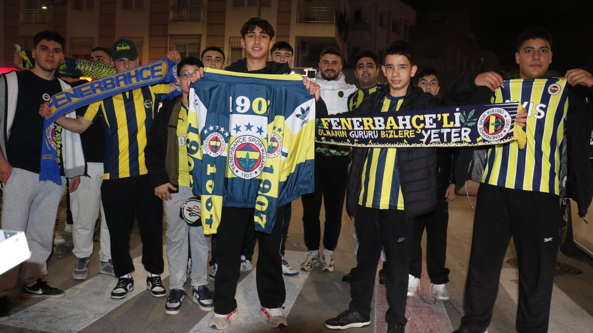 Sarı-lacivertli taraftarlar Antalya’da sokağa döküldü