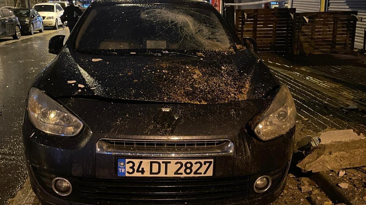 İstanbul -Bahçelievler’de tahliye edilen binanın balkonu çöktü