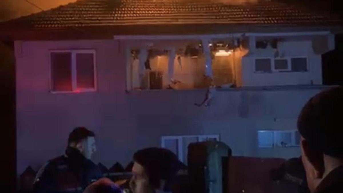 Karabük'te 2 katlı evin çatısı alev alev yandı