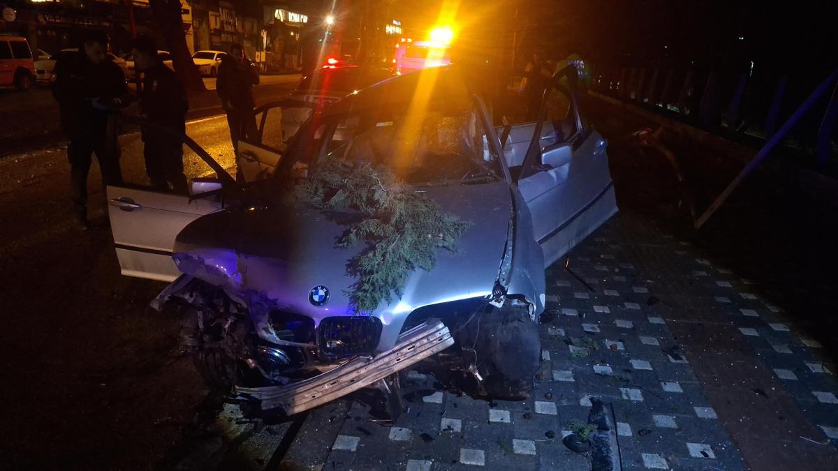 Bursa'da kontrolden çıkan otomobil ağaca çarptı: 2 ağır yaralı