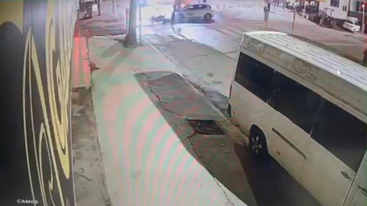 Kırmızı ışıkta geçen motosikletle otomobilin çarpıştığı kaza kamerada: 2 yaralı