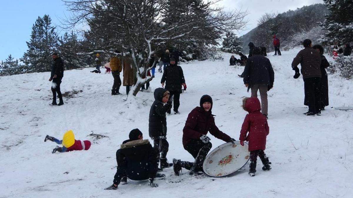 Ankara'da okullar tatil mi? Yarın okul var mı? 12 Ocak 2026 Pazartesi Ankara'da okullar tatil edildi mi? Açıklama geldi