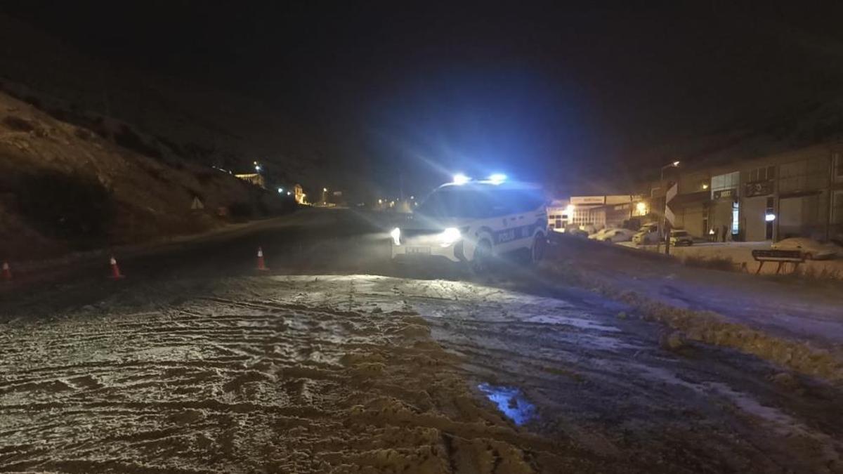 Sivas’ta yoğun kar ve tipi nedeniyle Kayseri-Malatya kara yolu trafiğe kapatıldı