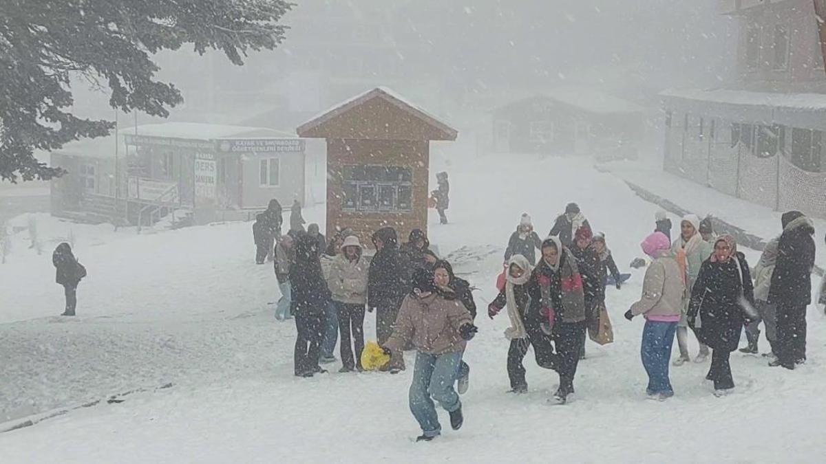 Adana'da okullar tatil mi? Yarın okul var mı? 12 Ocak 2026 Pazartesi Adana'da okullar tatil edildi mi? Açıklama geldi