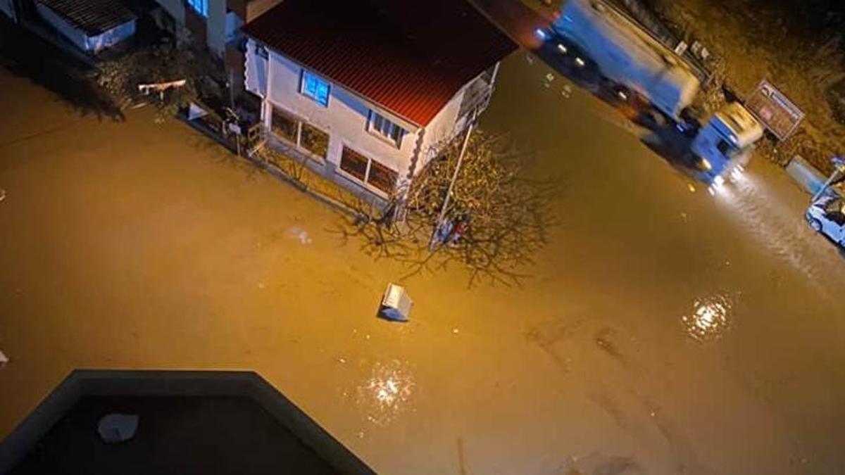 Adana’da sağanak yağmur hayatı felç etti! Yollar göle döndü, araçlar mahsur kaldı