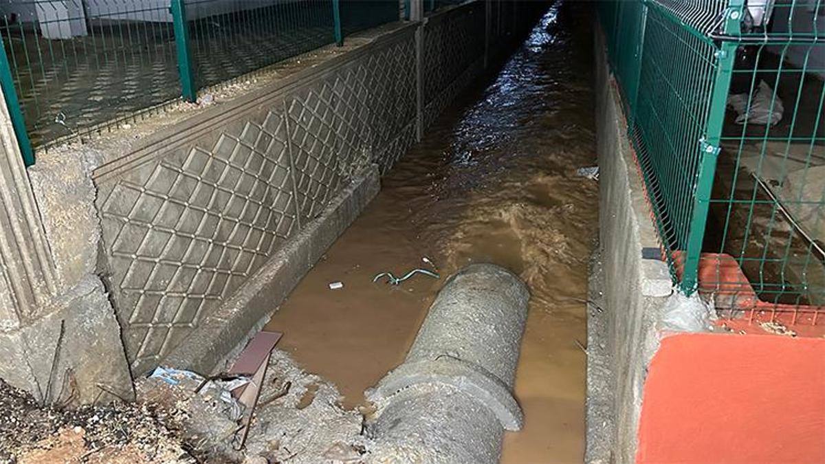 Adana’da sağanak hayatı felç etti! Siteyi su bastı, istinat duvarı çöktü