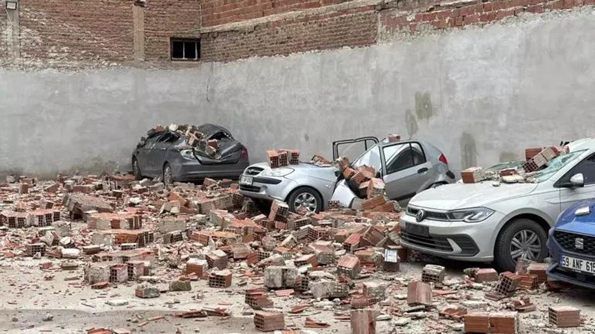 Eskişehir'de kuvvetli rüzgar nedeniyle duvar araçların üzerine devrildi; o anlar kamerada