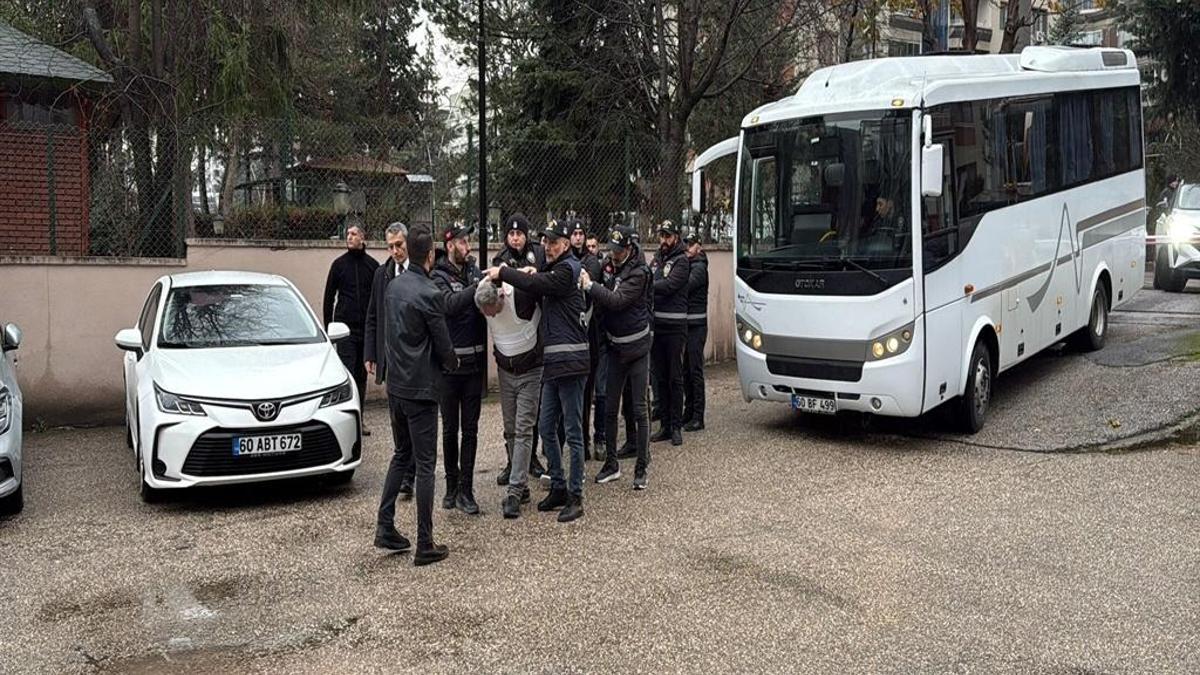Tokat'ta vicdan azabı hata yaptırdı: Babasını öldürdü, kireçleyip gömdü! 4 ay yetti