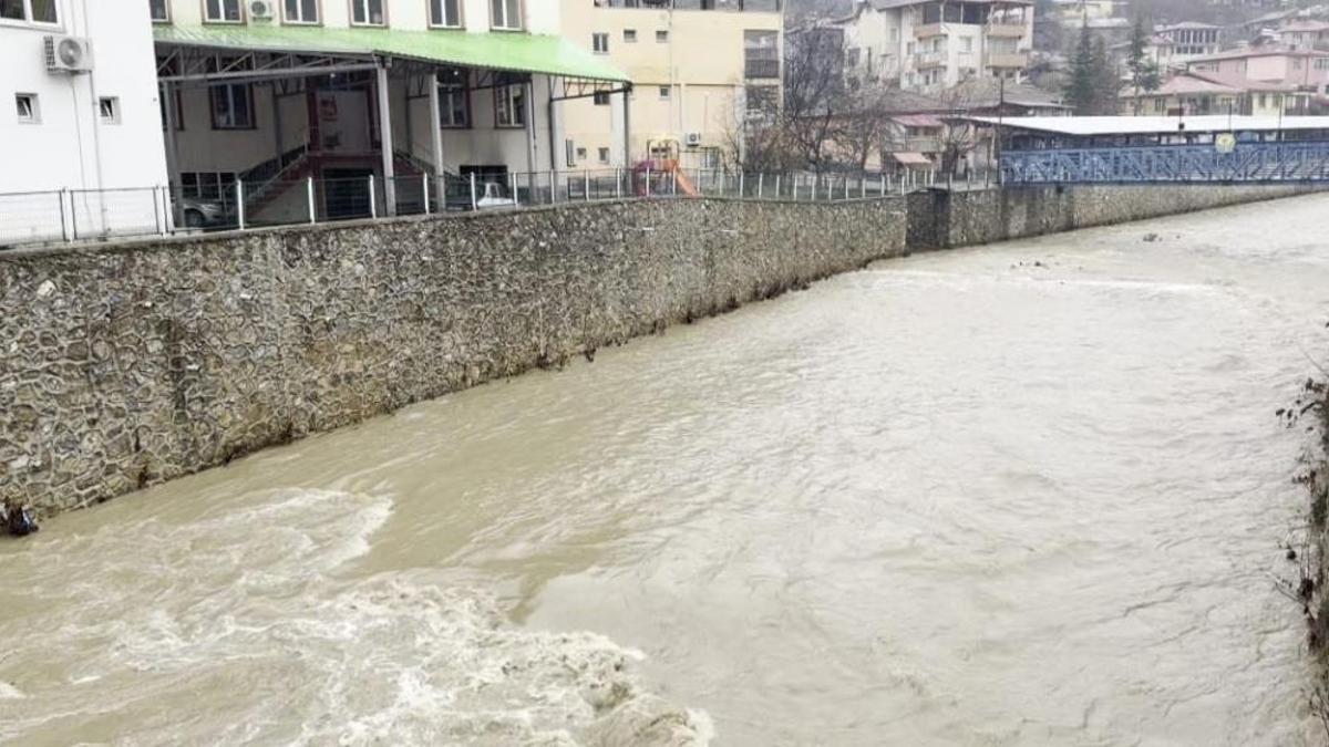 Adana'da yağışlar sevindirdi! Kuruyan dereler coşmaya başladı