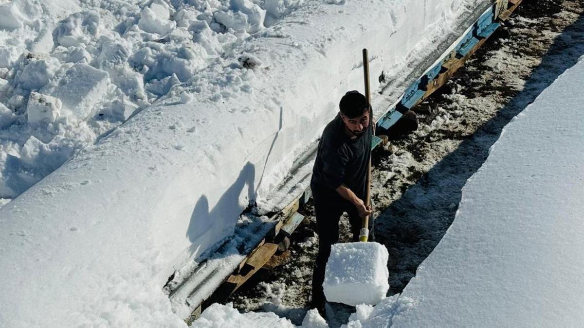 Şırnak'ta kar kalınlığı 2 metre oldu: Bir tek onlar mesai yapıyor!