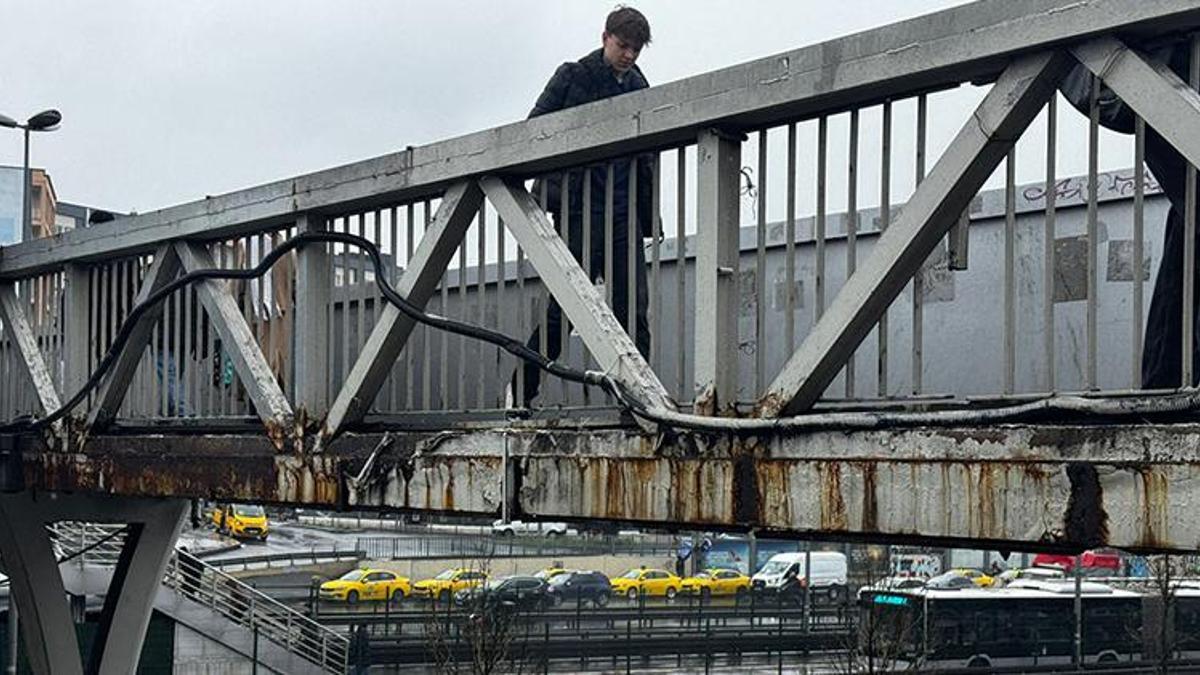 Üst geçitten düşen demir parçaları aracına zarar verdi! İBB'ye başvurdu aldığı cevaptan sonra mahkemenin yolunu tuttu