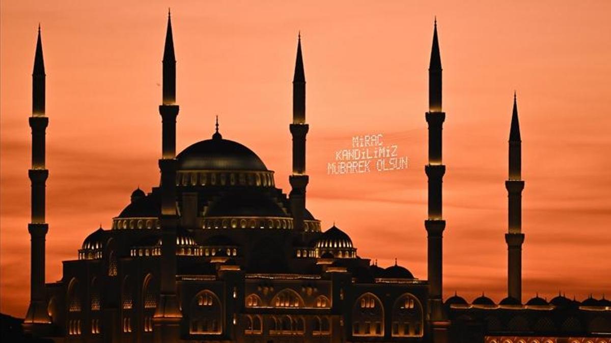 Aileye gönderilecek Miraç Kandili mesajları 2026: Anneye, babaya, akrabalara özel dualı, hadisli, ayetli ve anlamlı kandil mesajları & sözleri