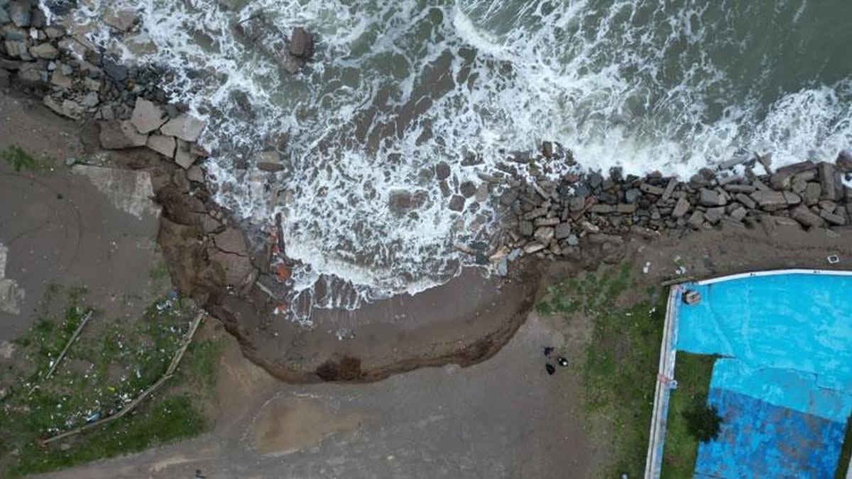 Sakarya Karasu'da korkutan kıyı erozyonu: Deniz 50 metre içeri girdi