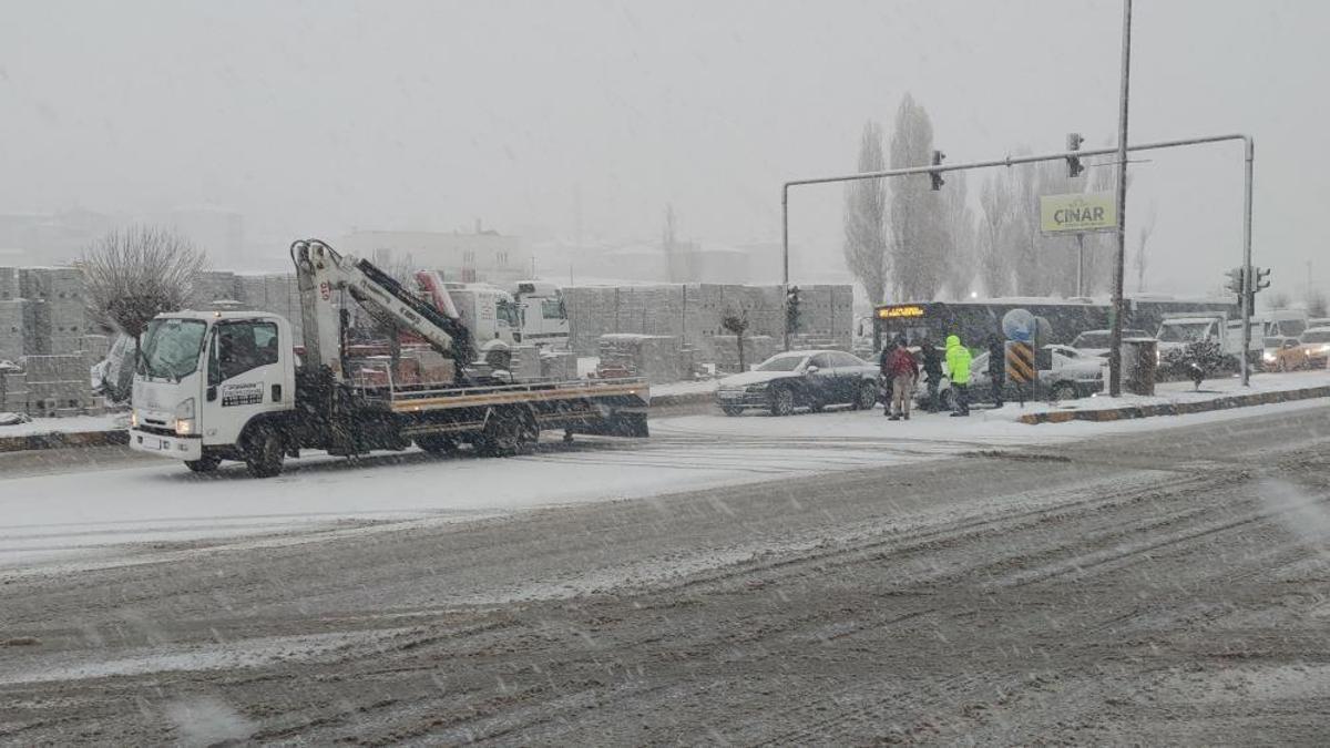 Van’da kar yağışı trafiği olumsuz etkiledi! Maddi hasarlı kazalar meydana geldi