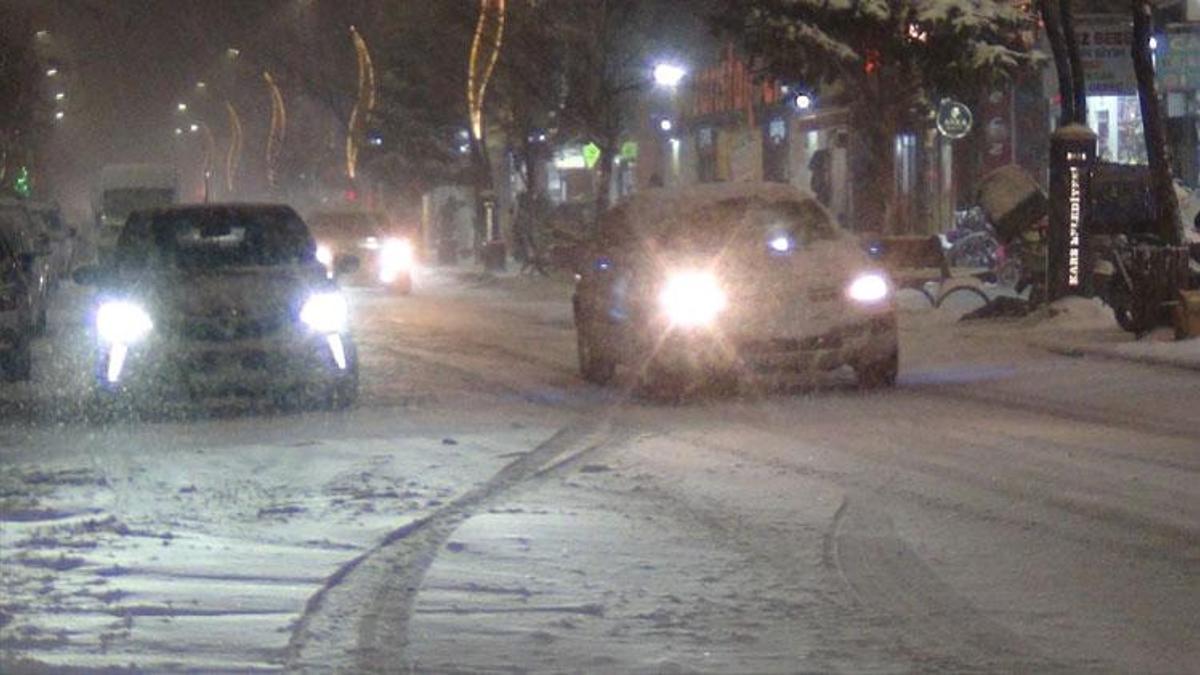 Kars’ta yoğun kar yağışı ve şiddetli tipiden göz gözü görmüyor