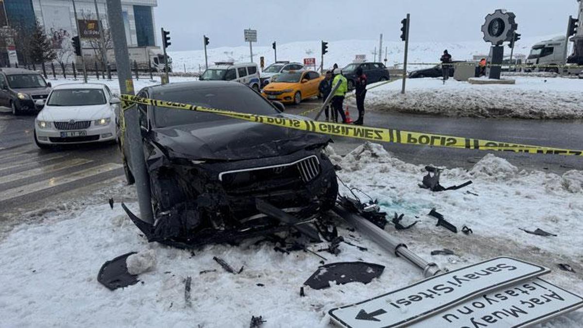 Yozgat’ta iki otomobil kavşakta çarpıştı: 1 ölü, 1 yaralı