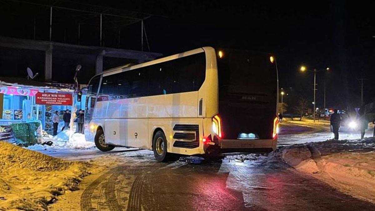 Elazığ'da karlı ve buzlu yolda facianın eşiğinden dönüldü