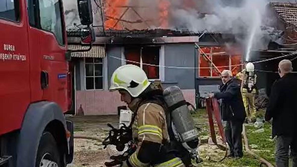 Tek katlı ev alevlere teslim oldu