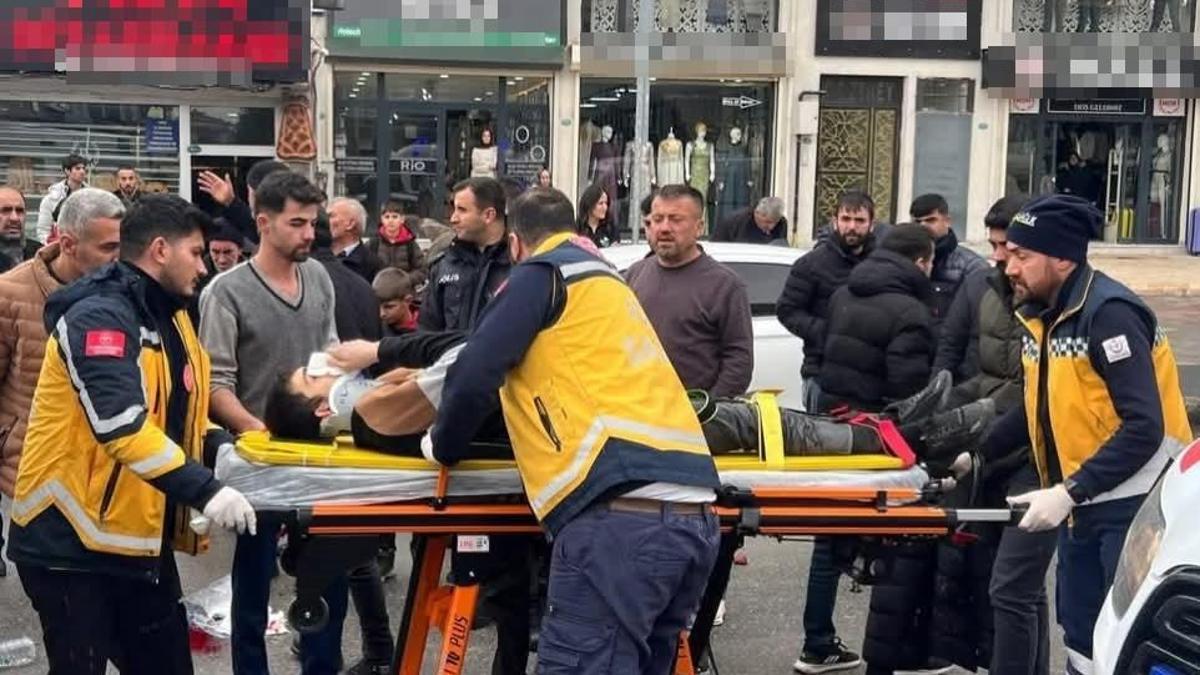 Midyat’ta motosiklet yayaya çarptı: 2 yaralı