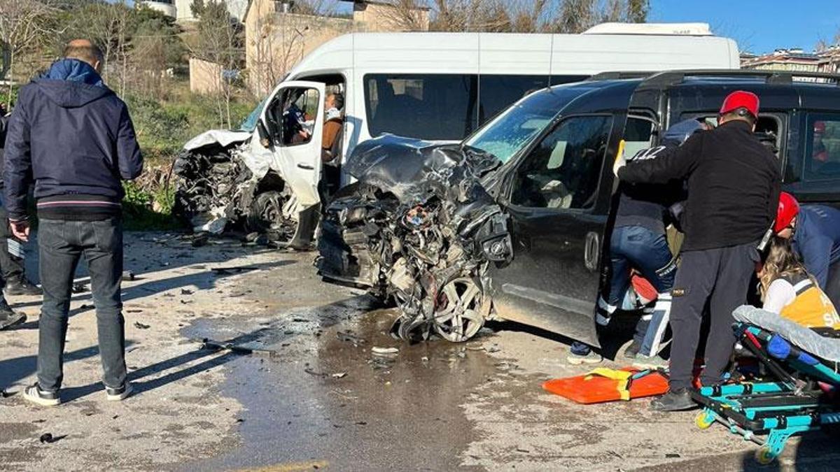 Osmaniye'de işçi taşıyan servis minibüsü ile hafif ticari araç çarpıştı