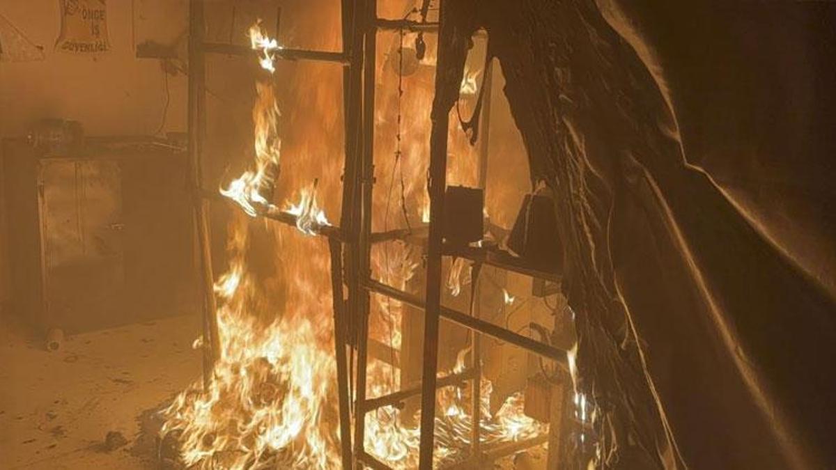 Aksaray'da çorap fabrikası alev alev yandı
