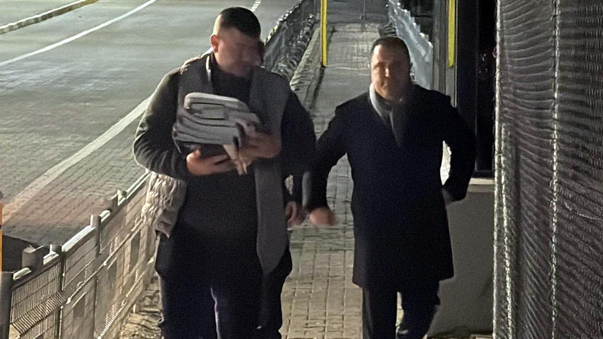 Tahliye edilen avukat Rezan Epözdemir, cezaevinden çıktı