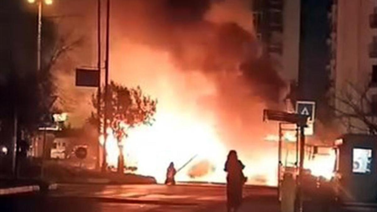 Avcılar'da park halinde alev aldı: Kullanılamaz hale geldi