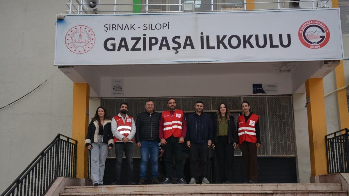 Şırnak’ta Kızılay’dan öğrencilere kışlık yardımı