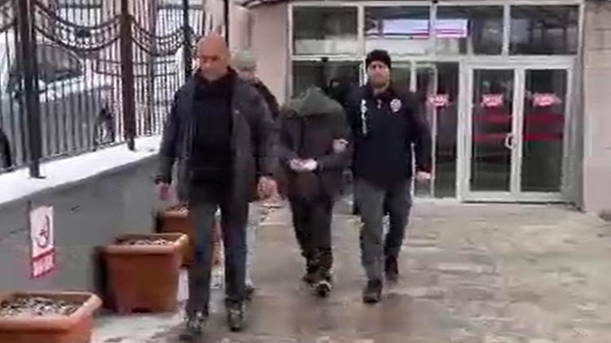 Eskişehir'de aile içi tartışma kanlı bitti! Üvey babasını sırtından bıçakladı