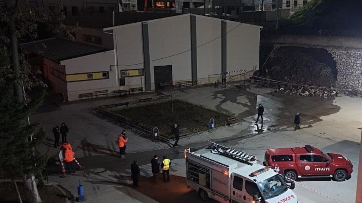 Kocaeli’nde istinat duvarının lise bahçesine çöktüğü anlar kamerada