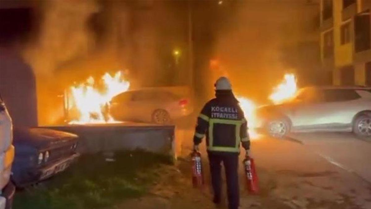 Kocaeli’nde park halindeki araç alev alev yandı: 2 otomobil zarar gördü