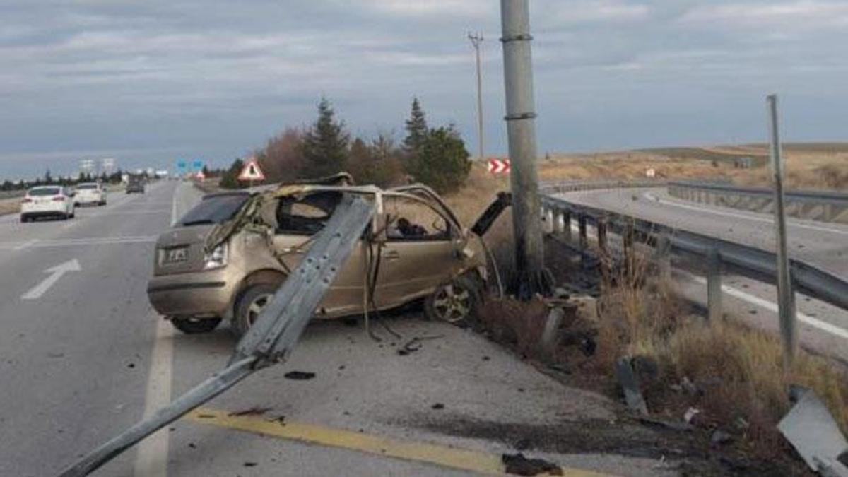 Beton direğe çarparak hurdaya dönen araçtan sağ çıktı