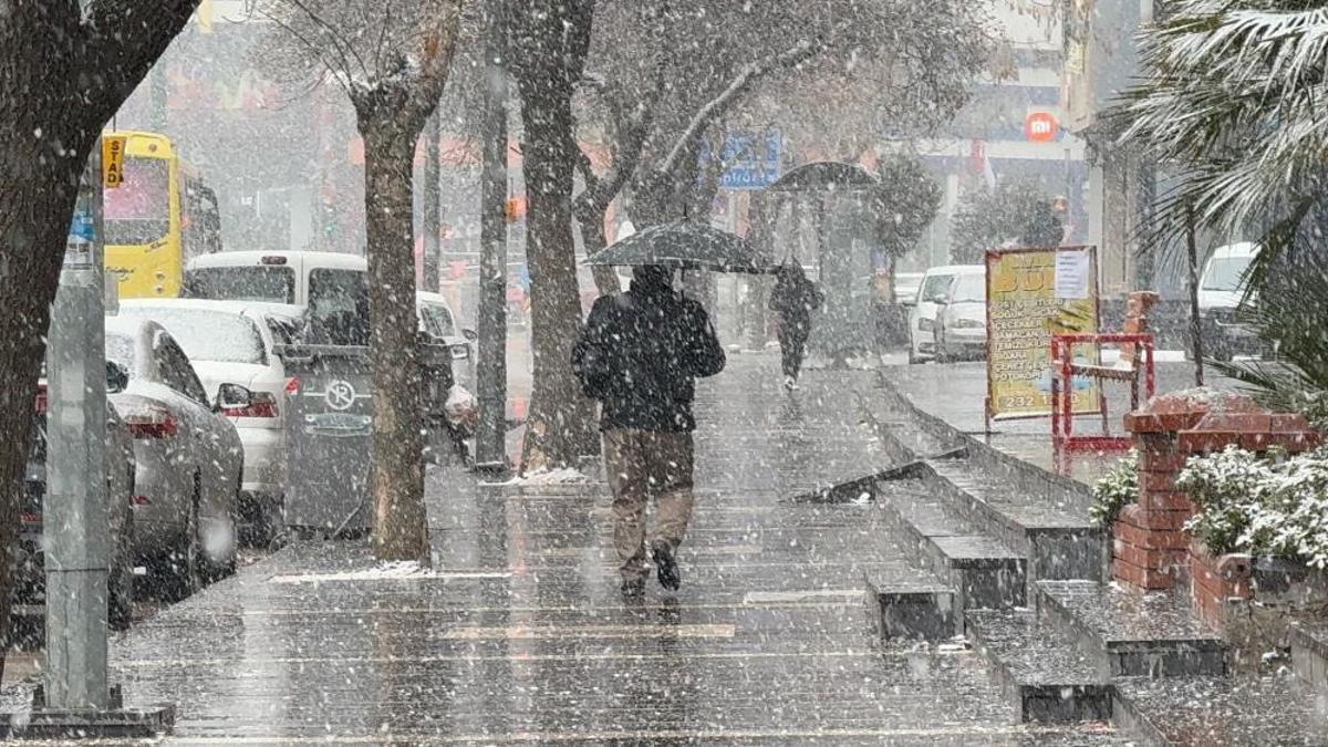Gaziantep'te yoğun kar yağışı etkili oluyor