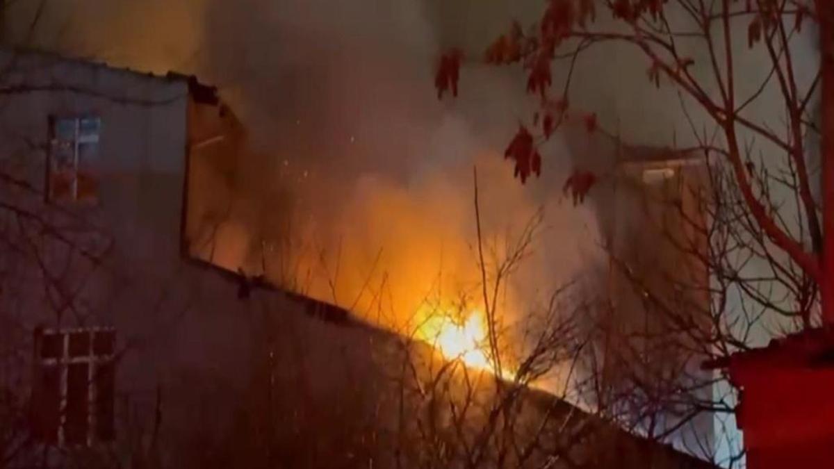 Ümraniye'de gece alevlerle aydınlandı: 3 katlı binada korkutan yangın