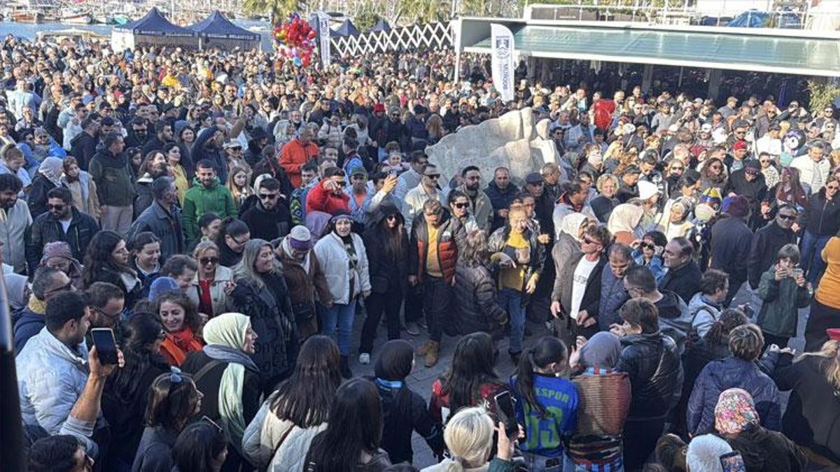 Hamsi Festivali’nde 3 ton hamsi dağıtıldı: 100 metrelik kuyruk oluşturan Bodrumlular ziyafet çekti