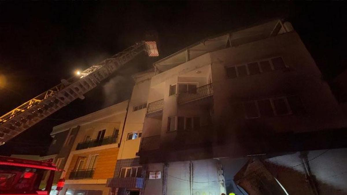 Efeler'de depoda çıkan yangın apartmana sıçradı: 2 kişi dumandan etkilendi