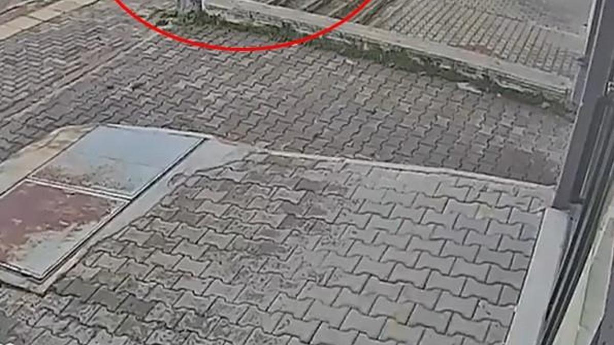 Direksiyon dersinde fren yerine gaza basıp, kaldırıma çıktı: O anlar  kamerada