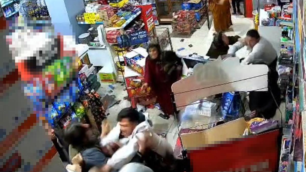Marketçi, husumetli akrabaları tarafından darbedildi